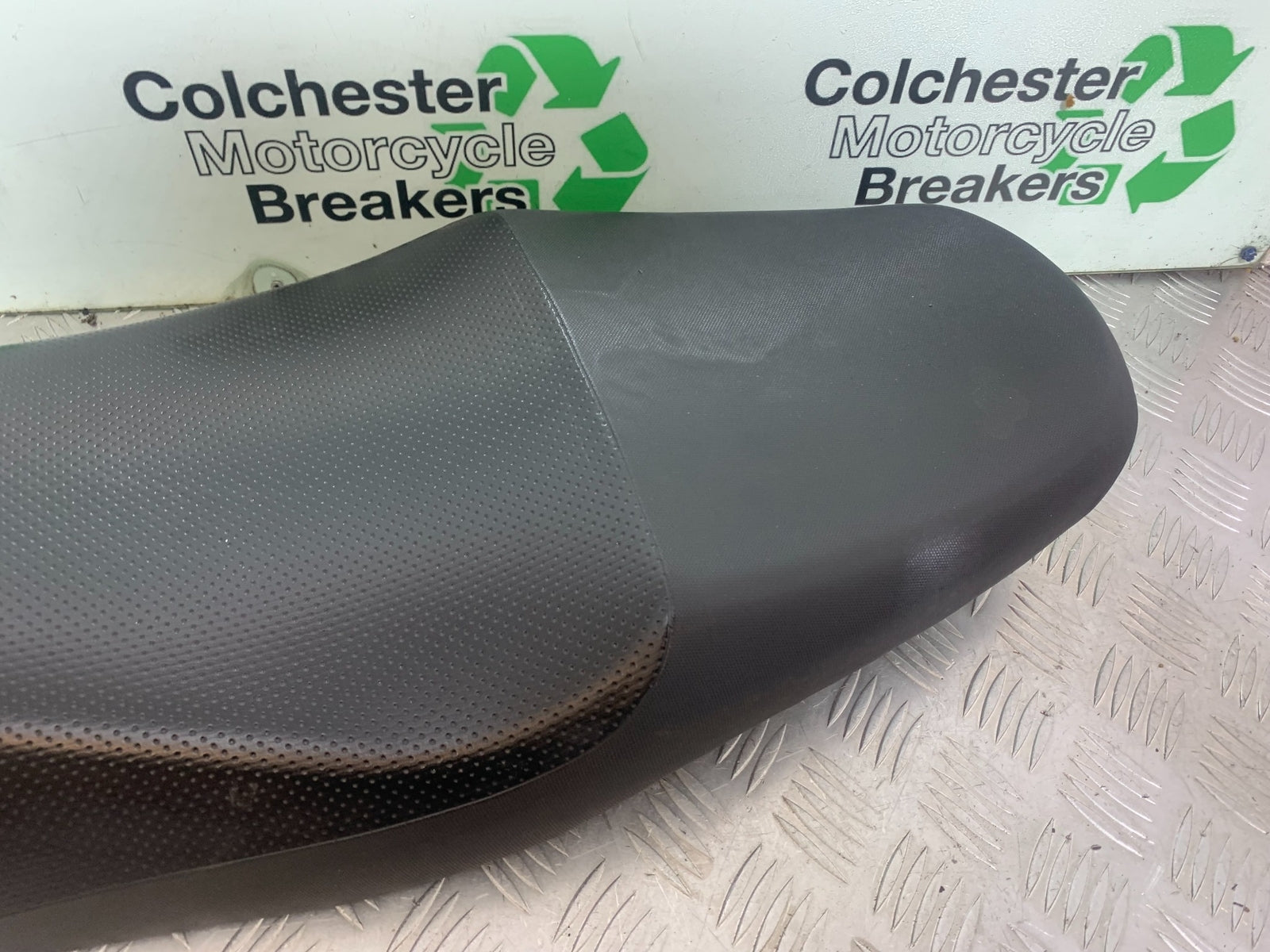 SUZUKI GSF600 GSF 600 BANDIT SEAT  YEAR 2001-2003 (CMB1157)