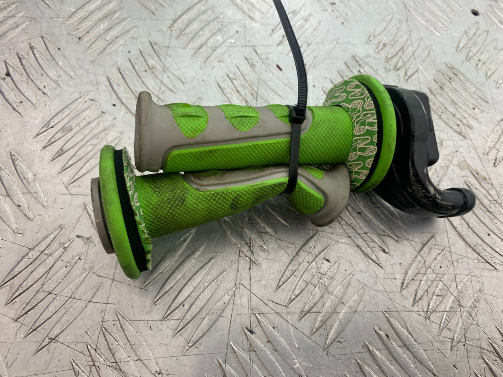 KAWASAKI KXF450 KXF 450 THROTTLE AND GRIPS   YEAR 2013 CMB1217)