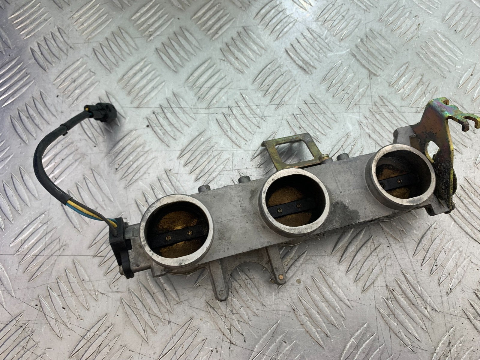 TRIUMPH 955i DAYTONA THROTTLE BODIES  YEAR 2002-2006 (CMB1229)