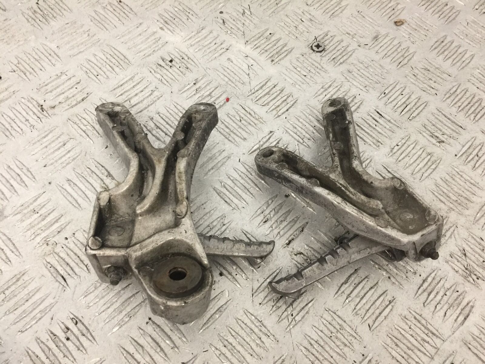 YAMAHA FZR1000 EXUP RU REAR HANGERS AND PEGS  YEAR 1991-1994 (STOCK 820)