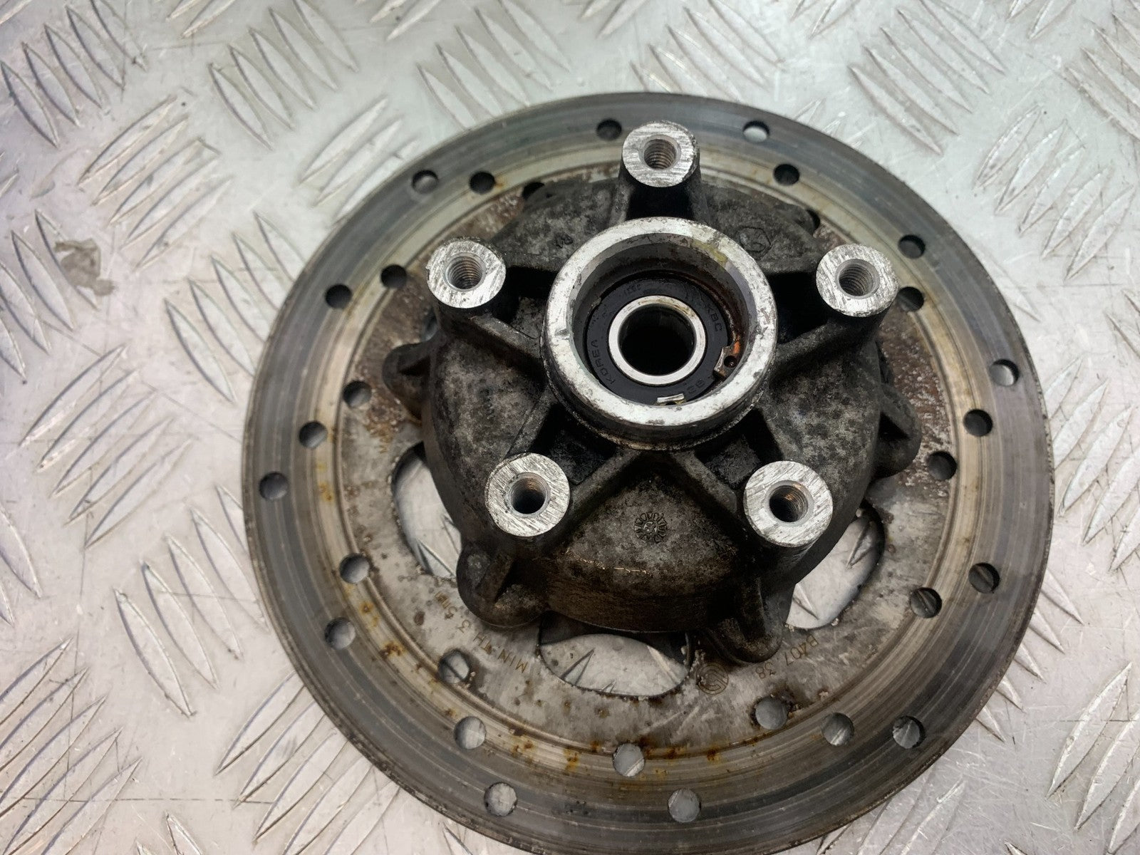 PIAGGIO VESPA GTS 125 FRONT DISC AND HUB  YEAR 2009-2014  (CMB1261)