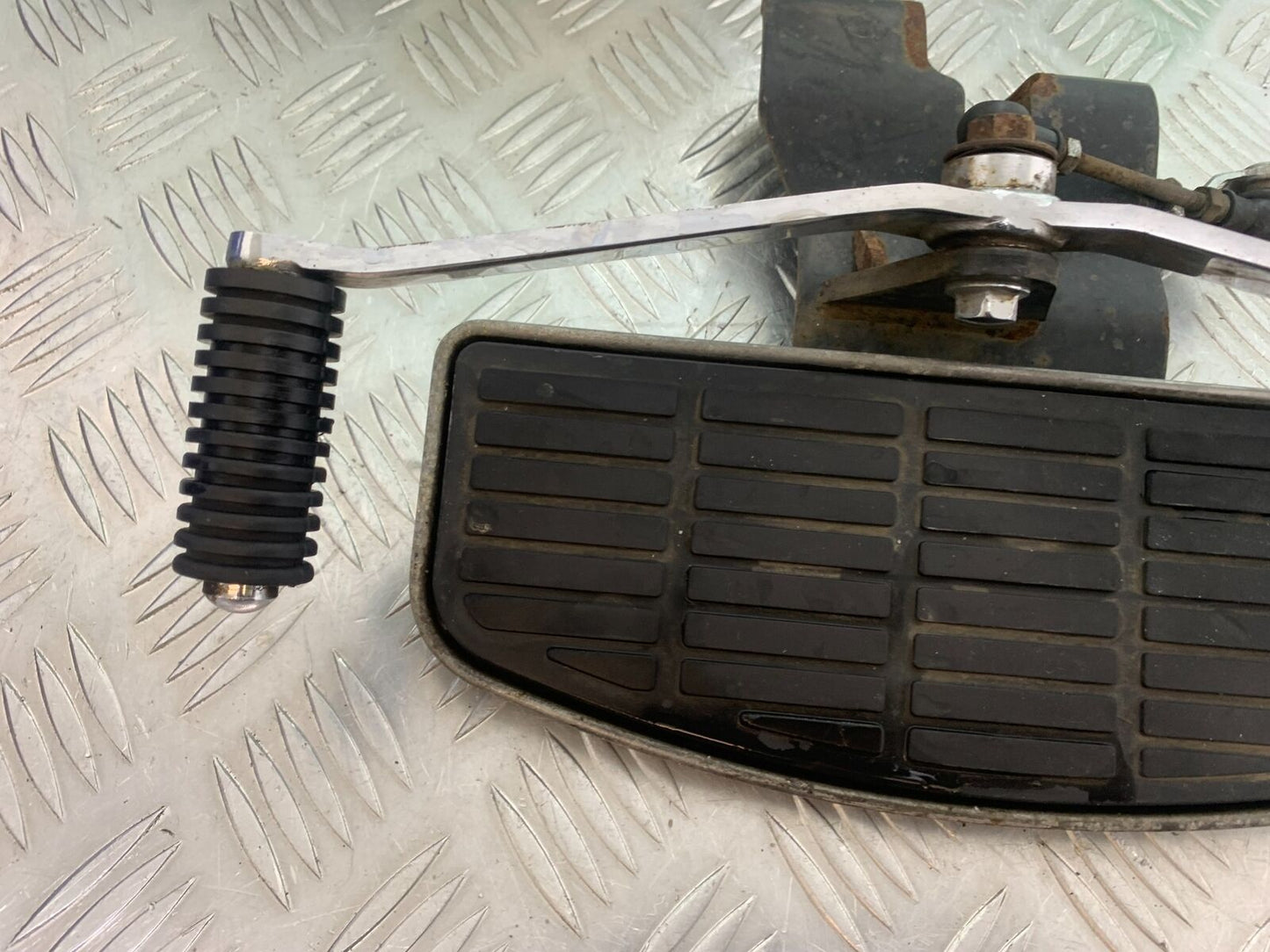 SUZUKI INTRUDER VL800 C800 LEFT FOOTBOARD   YEAR 2012-16 (CMB1039)
