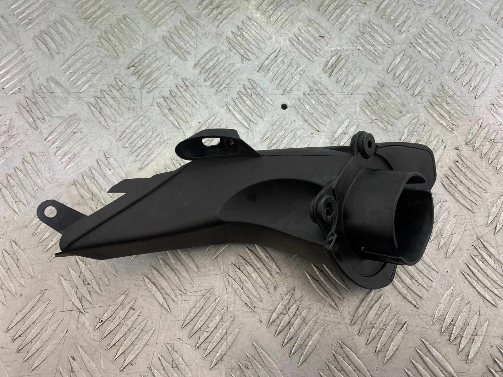 APRILIA TUONO 1000 V4R LEFT AIR TUBE  YEAR 2011-13  (CMB1316)