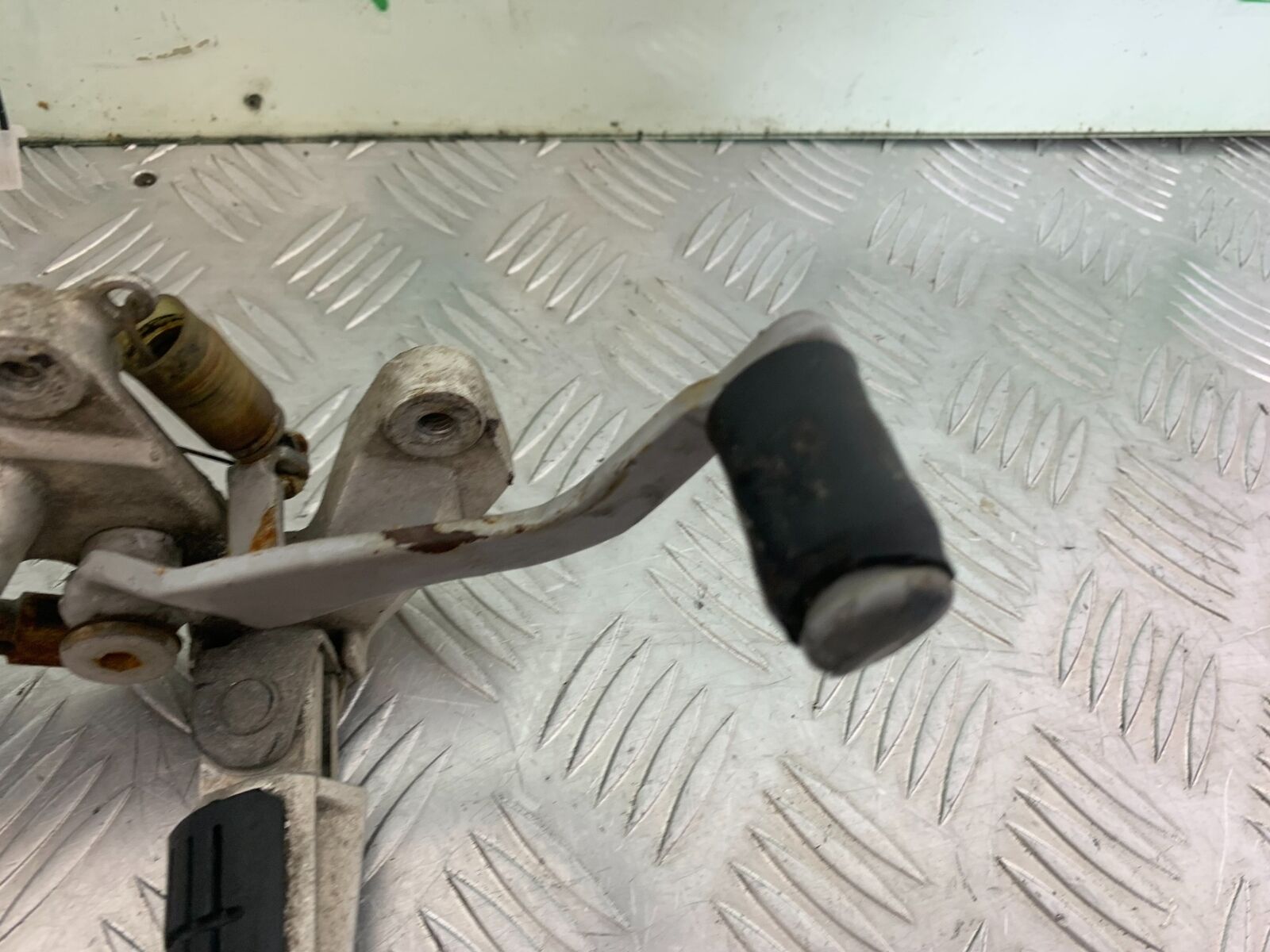 YAMAHA YZF600 YZF 600 THUNDERCAT FRONT RIGHT HANGER  1996-2003 (CMB1105)