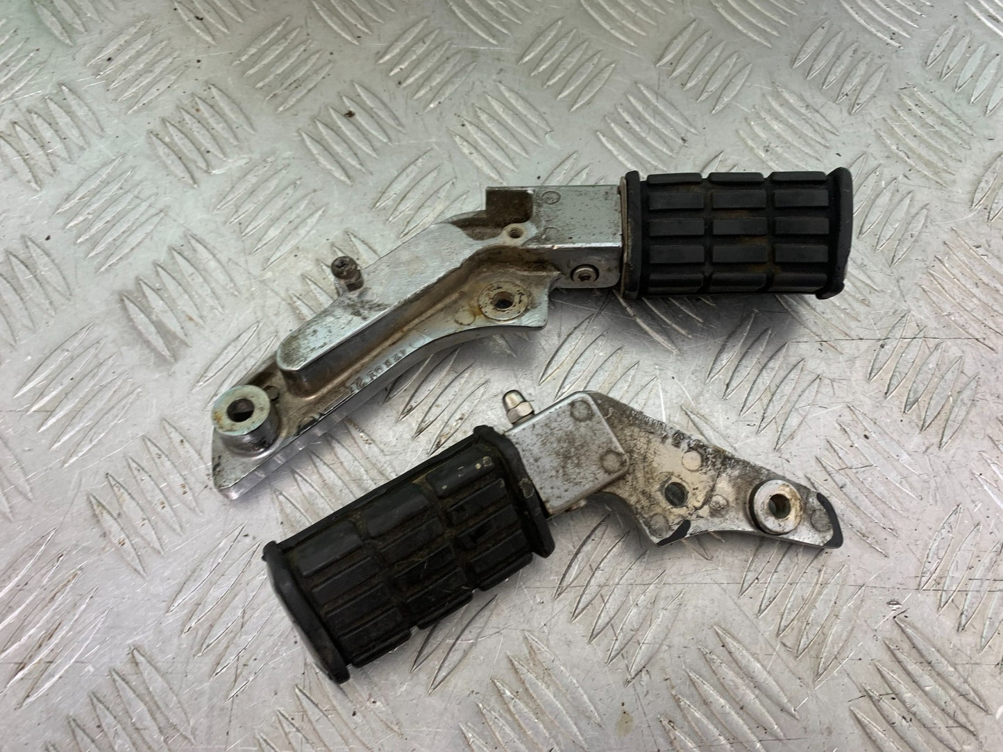 YAMAHA XV1100 XV 1100 VIRAGO REAR HANGERS AND PEGS  1990-1999 (CMB1190)