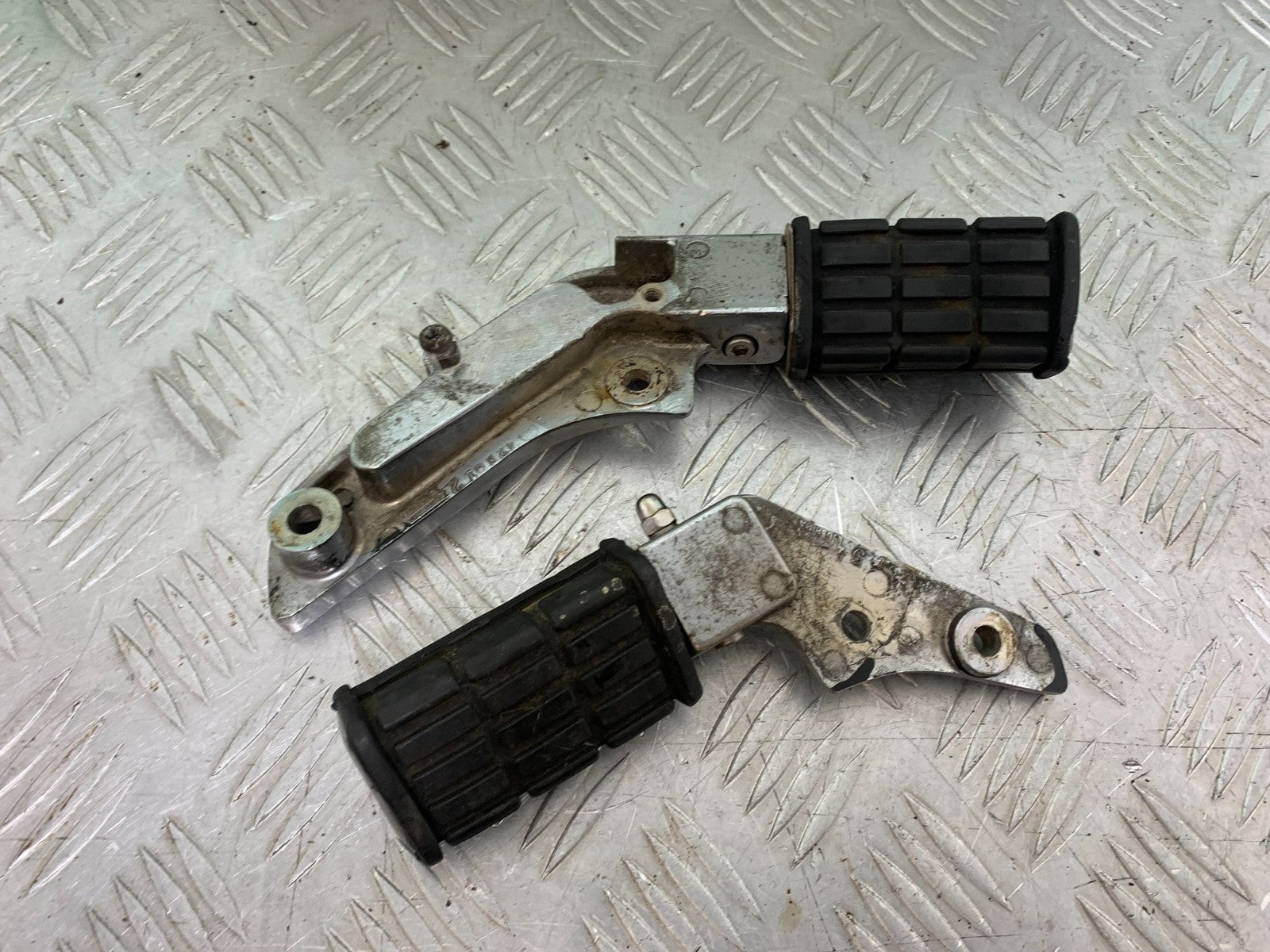 YAMAHA XV1100 XV 1100 VIRAGO REAR HANGERS AND PEGS  1990-1999 (CMB1190)