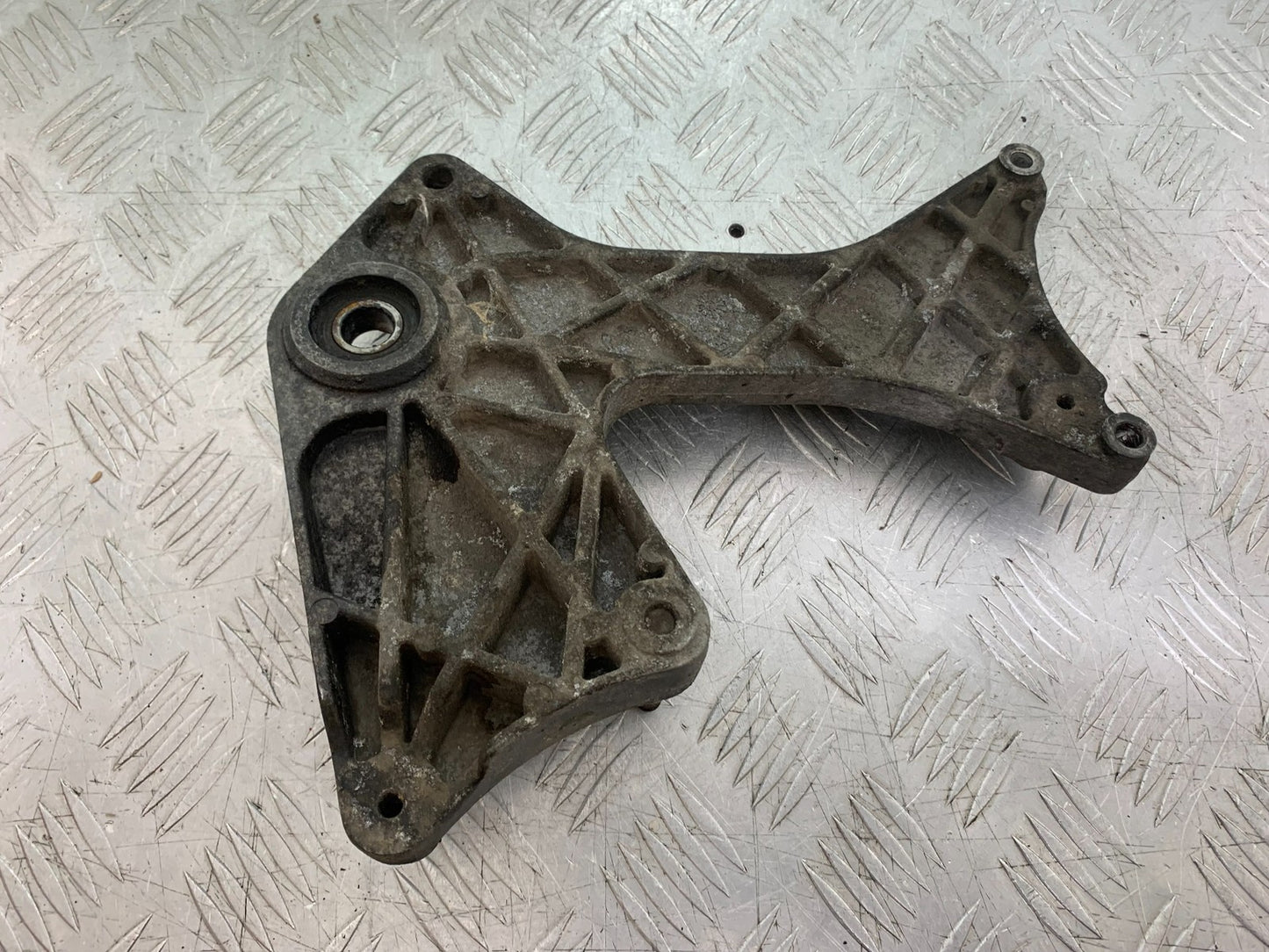 PIAGGIO VESPA GT125 L EXHAUST BRACKET  YEAR 2003 (CMB1300)