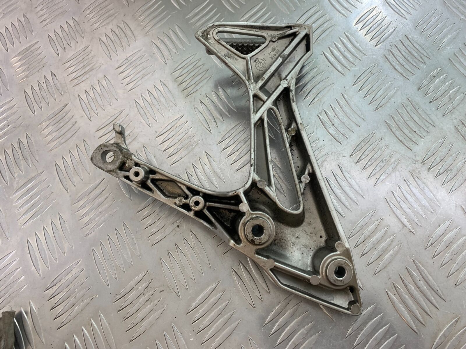 HONDA VFR800 VFR 800 V-TEC RIGHT REAR HANGER  YEAR 2002 -09 (CMB1012)