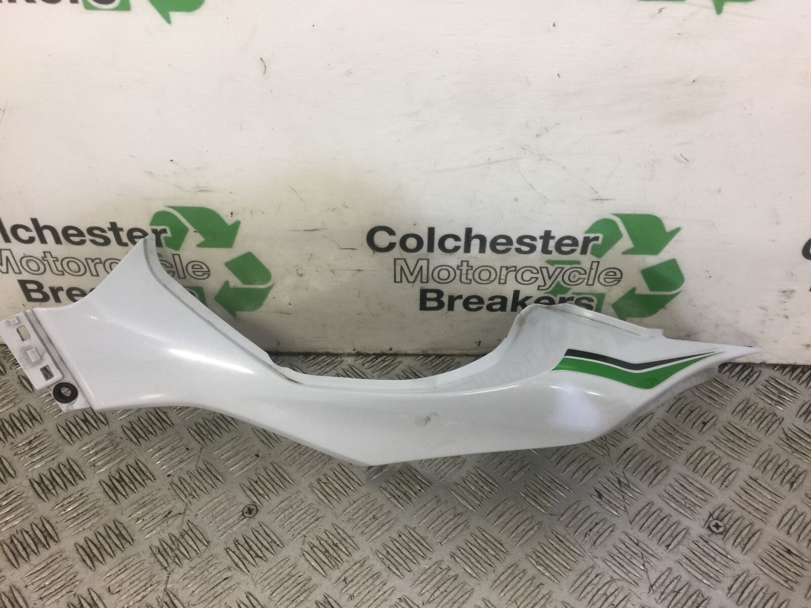 KAWASAKI Z1000 GGF ZR1000 (ABS) LEFT SEAT PANEL  YEAR 2016 (STOCK 504)