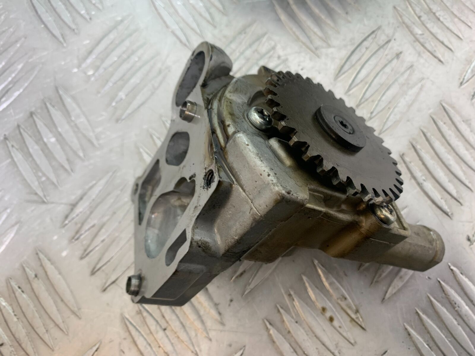 TRIUMPH 955i SPRINT ST OIL PUMP  YEAR 1999-2004 (STOCK 735)