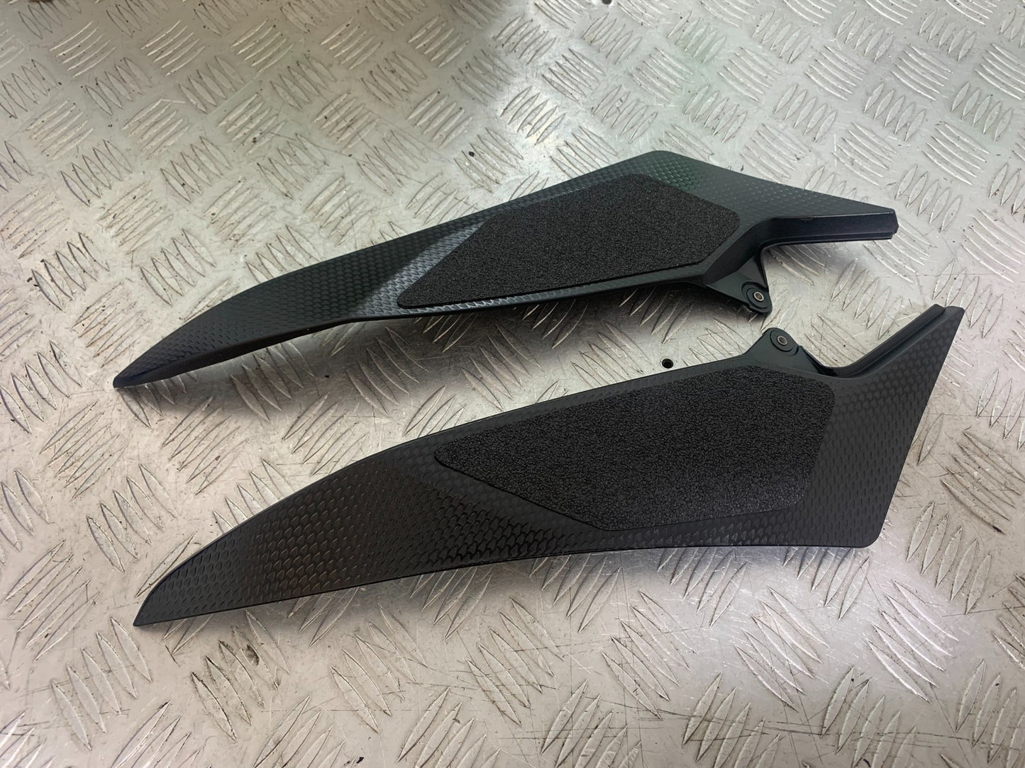 YAMAHA YZF R1 14 B BIG BANG LEFT & RIGHT TANK INFILLS   2009-14 (CMB1175)