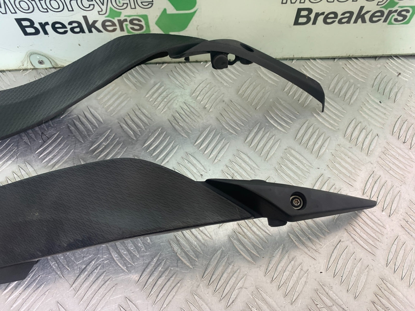 KAWASAKI ZX6R LEFT AND RIGHT LOWER TANK PANELS  YEAR 2009-2012 (CMB1136)