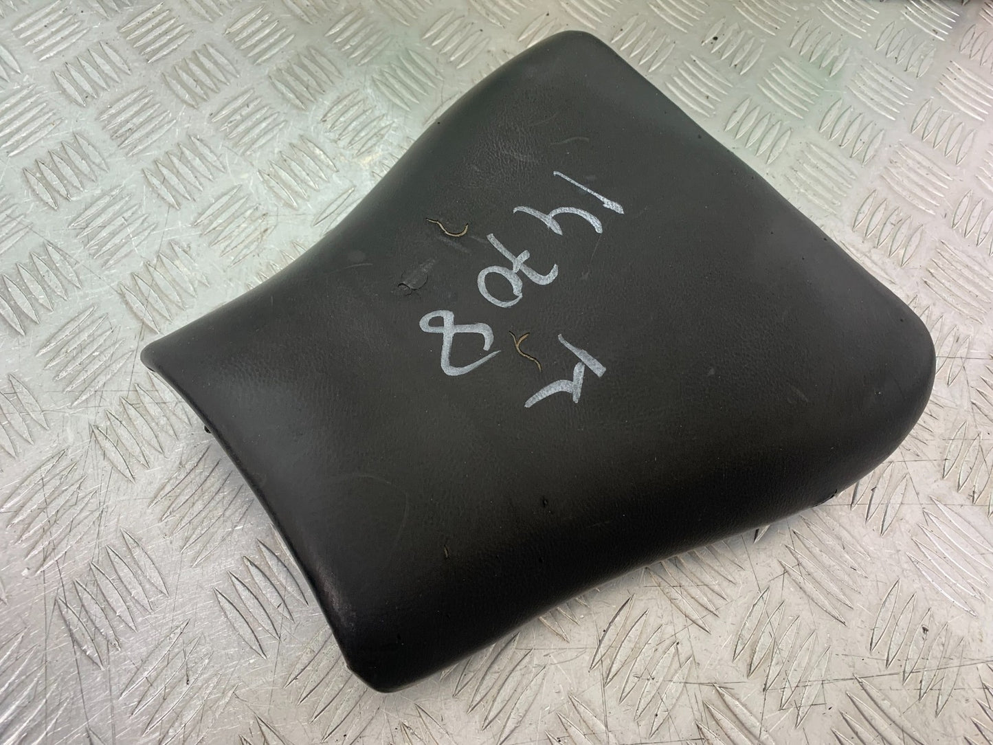 TRIUMPH 955i DAYTONA FRONT SEAT  YEAR 2002-2006 (CMB1229)
