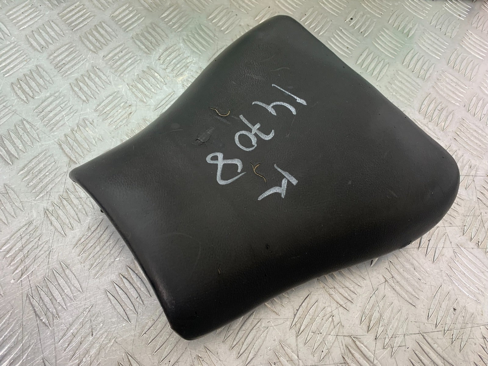 TRIUMPH 955i DAYTONA FRONT SEAT  YEAR 2002-2006 (CMB1229)