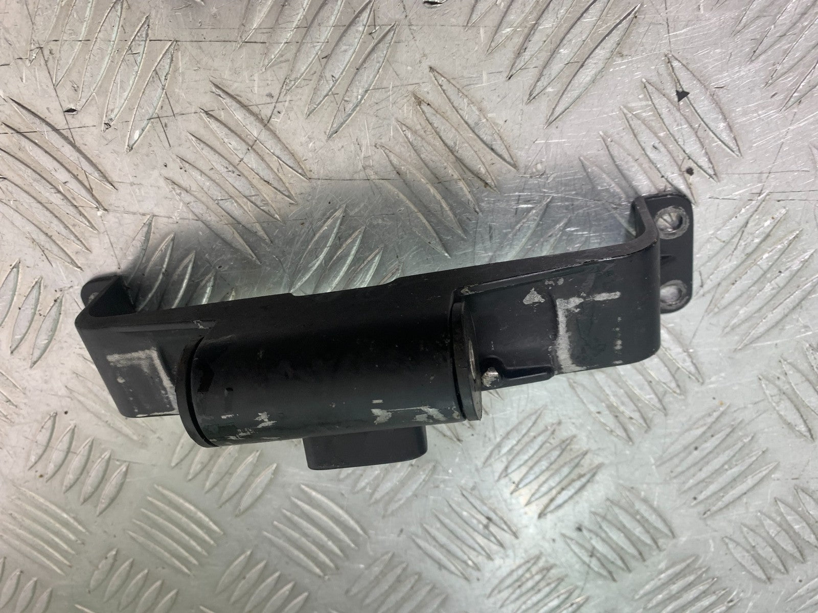 YAMAHA YZF R1 4C8 PETROL TANK BRACKET YEAR 2007-2008 (CMB1237)