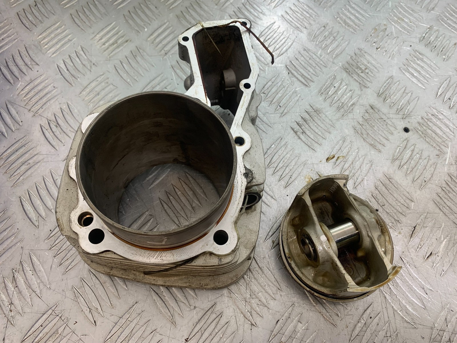 BMW R1100 RT R 1100 RT LEFT BARREL AND PISTON  YEAR 1996-2001 (CMB1095)