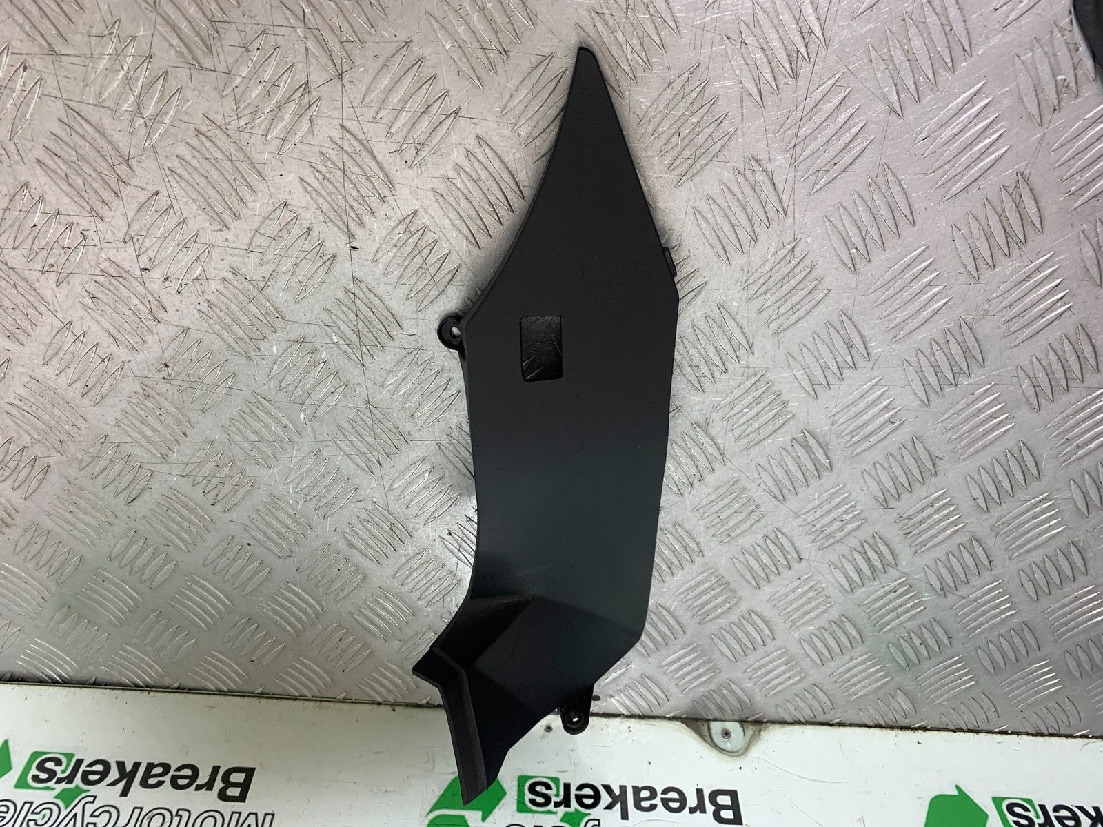 TRIUMPH 1050 SPRINT GT LEFT SIDE INFILL YEAR 2010-2016 (CMB1250)