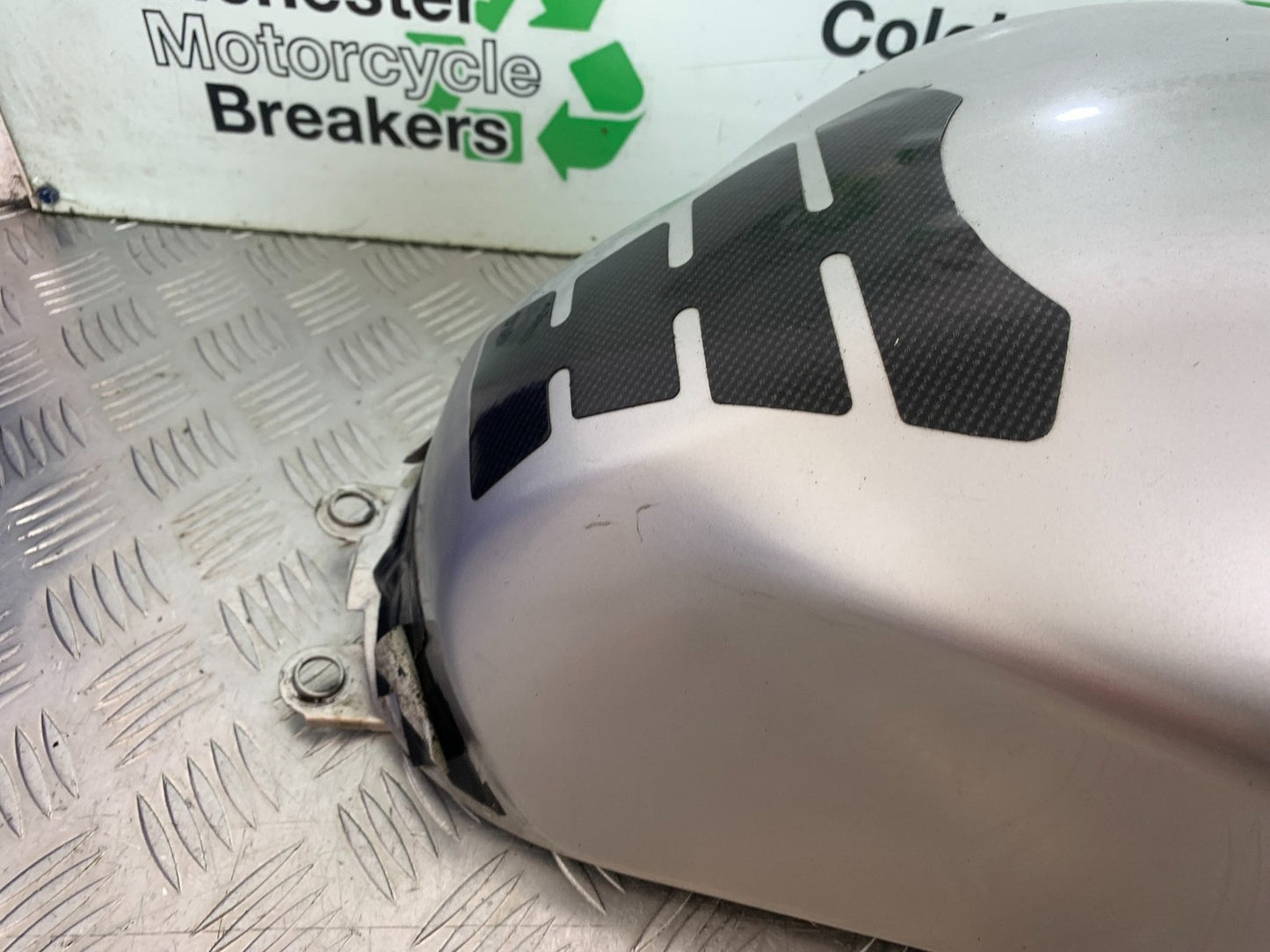 SUZUKI GSF1200 GSF 1200 BANDIT PETROL TANK YEAR 2001-2004 (CMB1188)