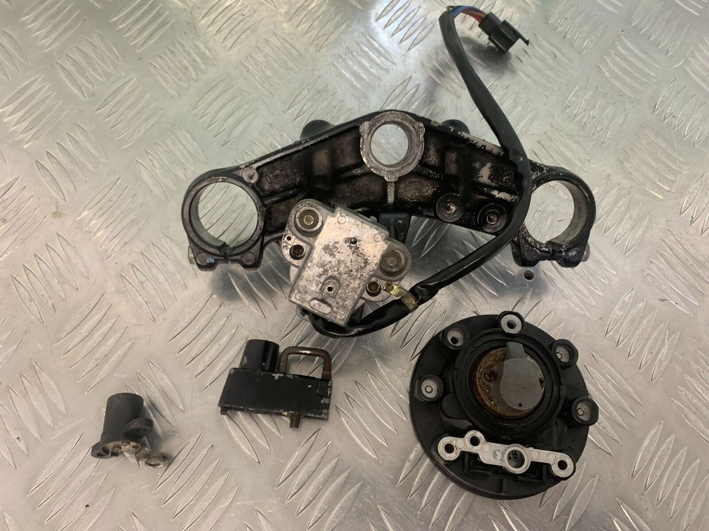 YAMAHA TDR250 TDR 250 LOCKS AND YOKE (NO KEY) YEAR 1988-1992  (STOCK 976)