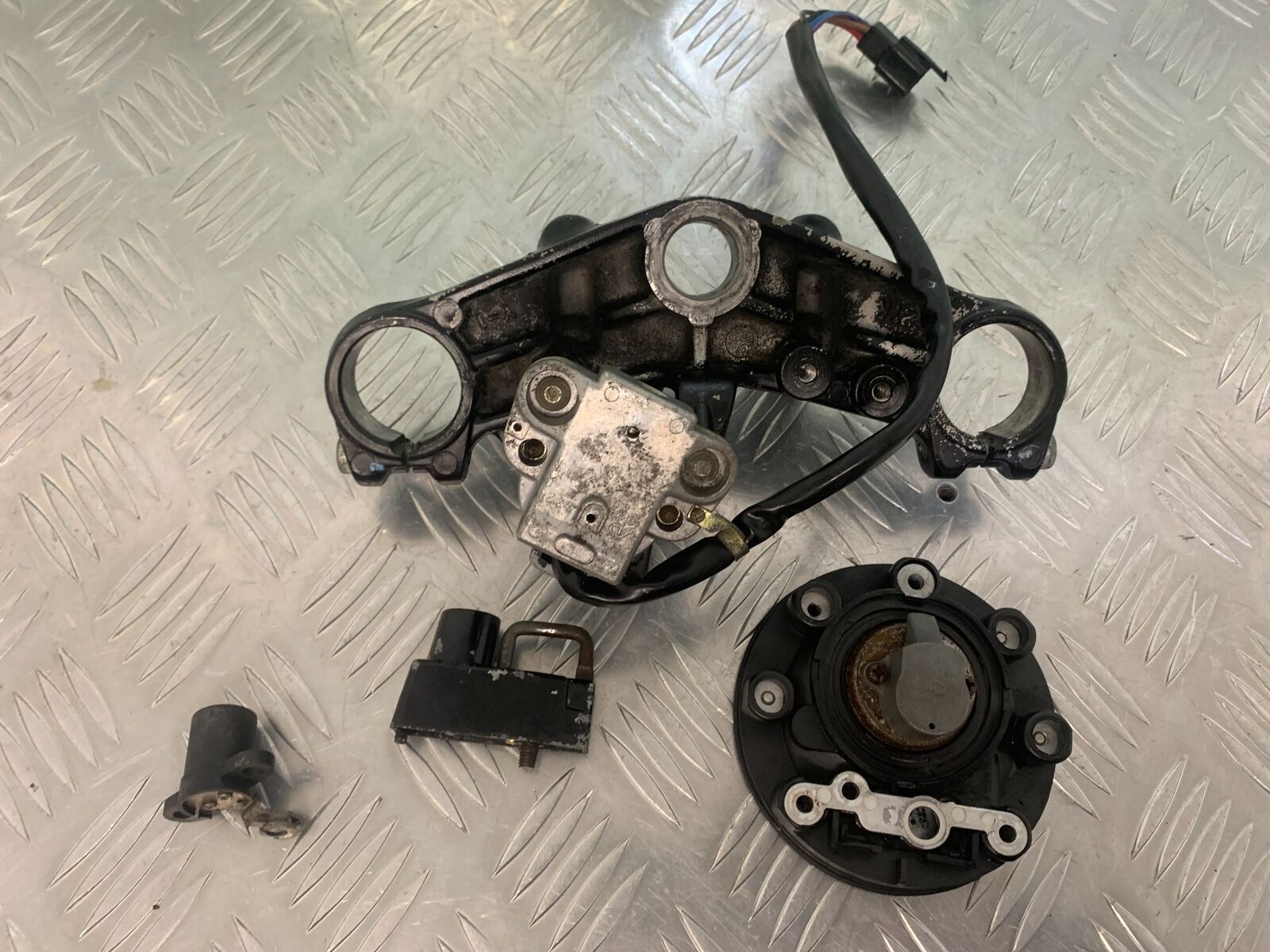 YAMAHA TDR250 TDR 250 LOCKS AND YOKE (NO KEY) YEAR 1988-1992  (STOCK 976)