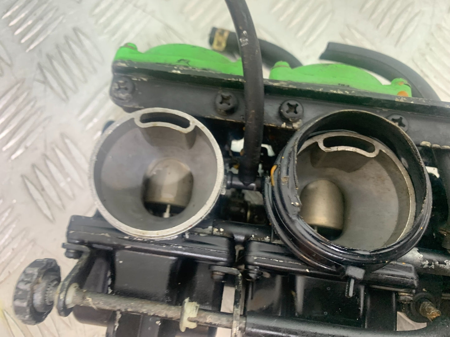 KAWASAKI GT550 GT 550 CARBS YEAR 1984-87 (CMB1141)