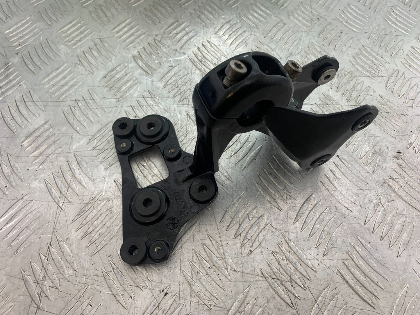 TRIUMPH 675 STREET TRIPLE R HEADLIGHT MOUNTING BRACKET  YEAR 2013 - 20 (CMB1221)