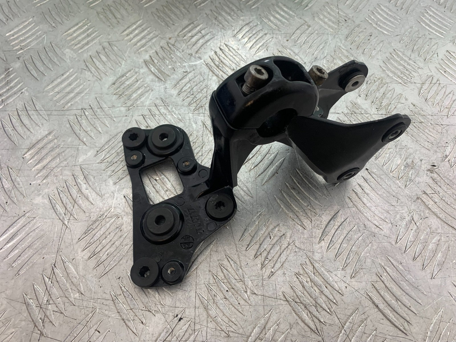 TRIUMPH 675 STREET TRIPLE R HEADLIGHT MOUNTING BRACKET  YEAR 2013 - 20 (CMB1221)