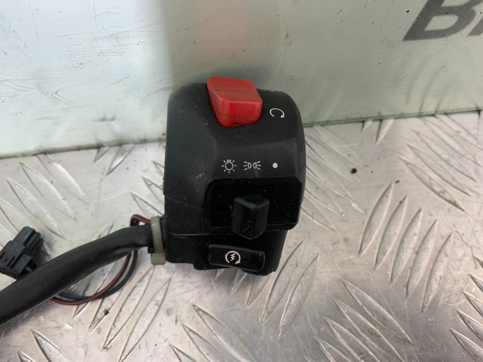 SUZUKI GSF600 GSF 600 BANDIT RIGHT SWITCH GEAR   2000-2004 (CMB1269)