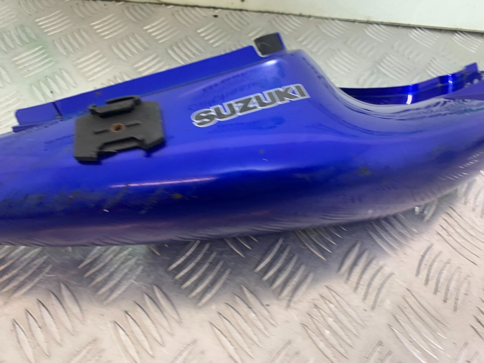 SUZUKI SV650 SV 650 mk1 RIGHT SEAT PANEL   YEAR 1999-2002 (CMB1036)