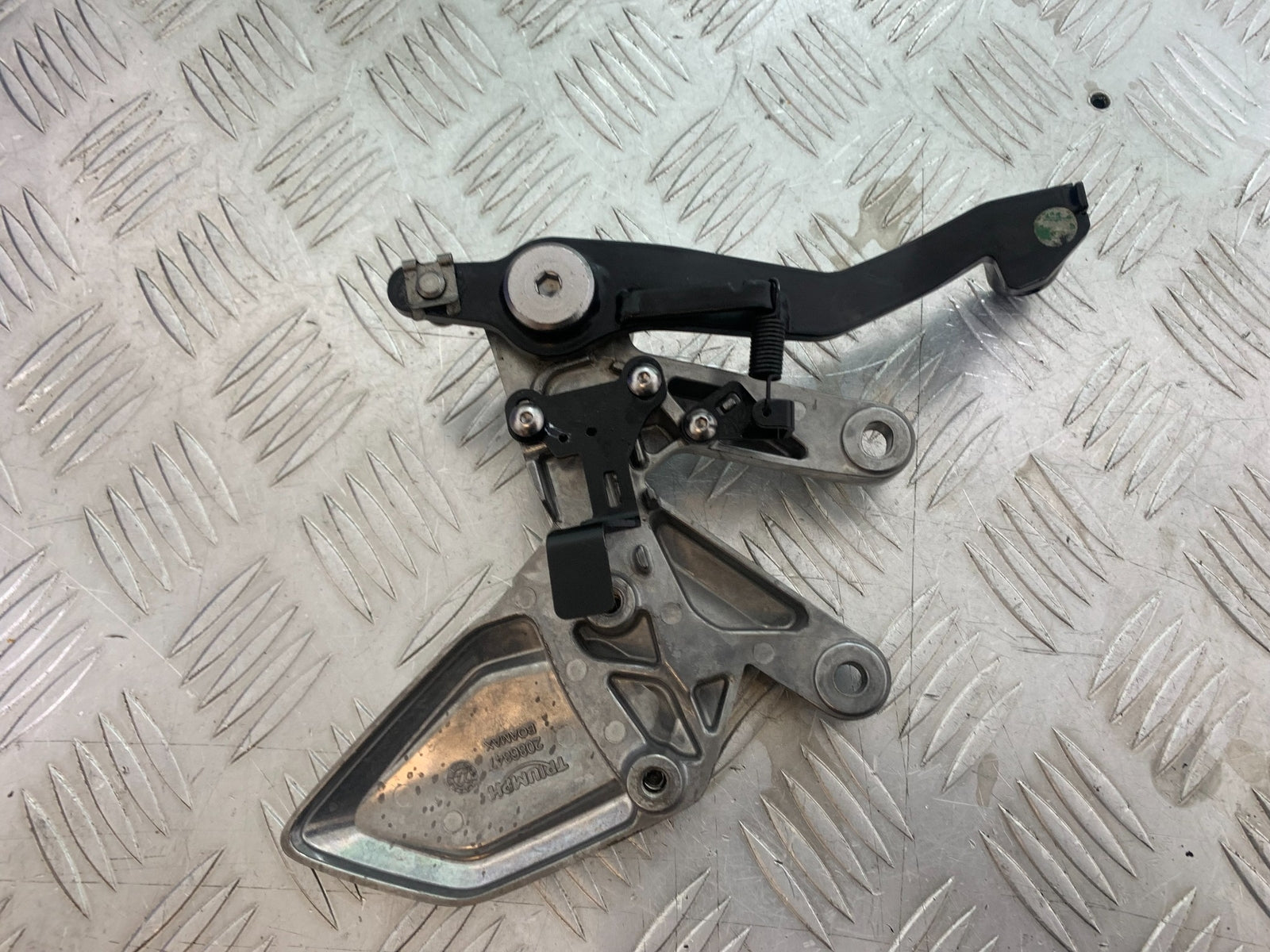 TRIUMPH TRIDENT 660 FRONT RIGHT HANGER  YEAR 2021-2024 (CMB1148)