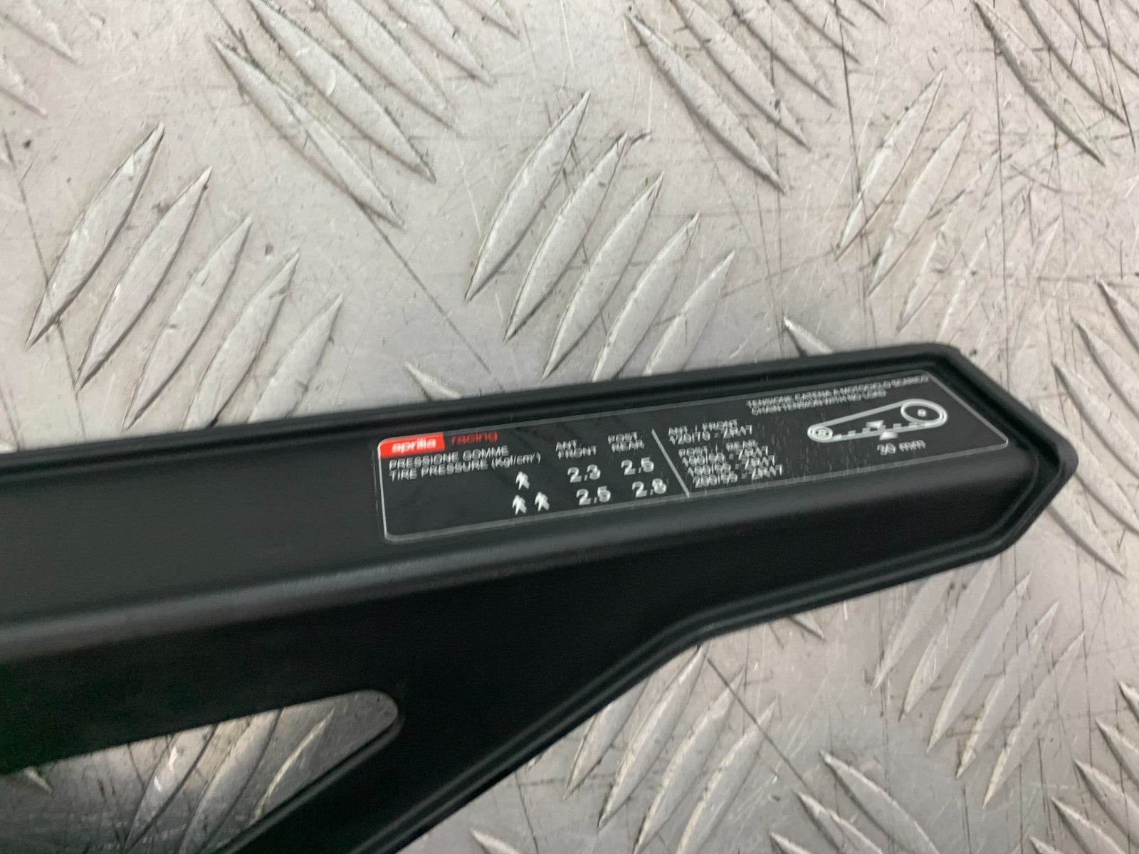 APRILIA TUONO 1000 V4R CHAIN GUARD   YEAR 2011-13  (CMB1331)