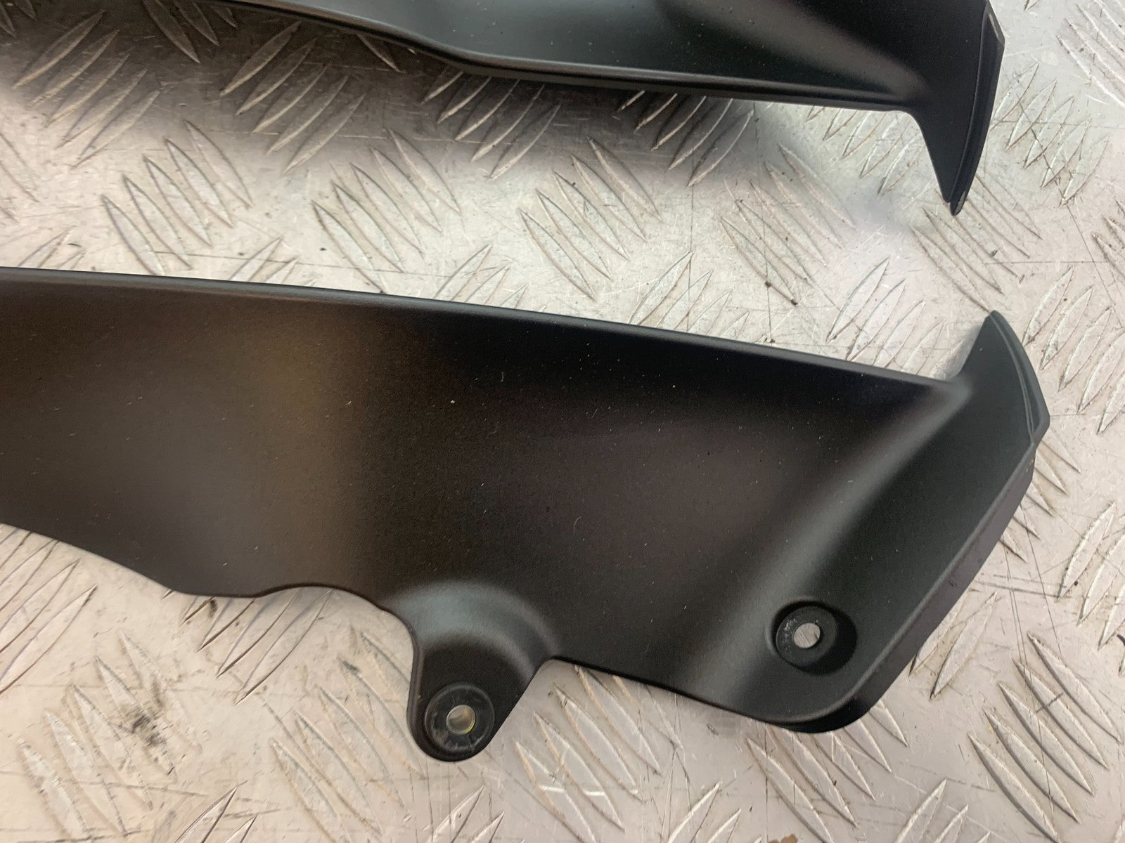 YAMAHA YZF R1 14 B BIG BANG LEFT AND RIGHT INFILL COVERS   2009-14 (CMB1175)