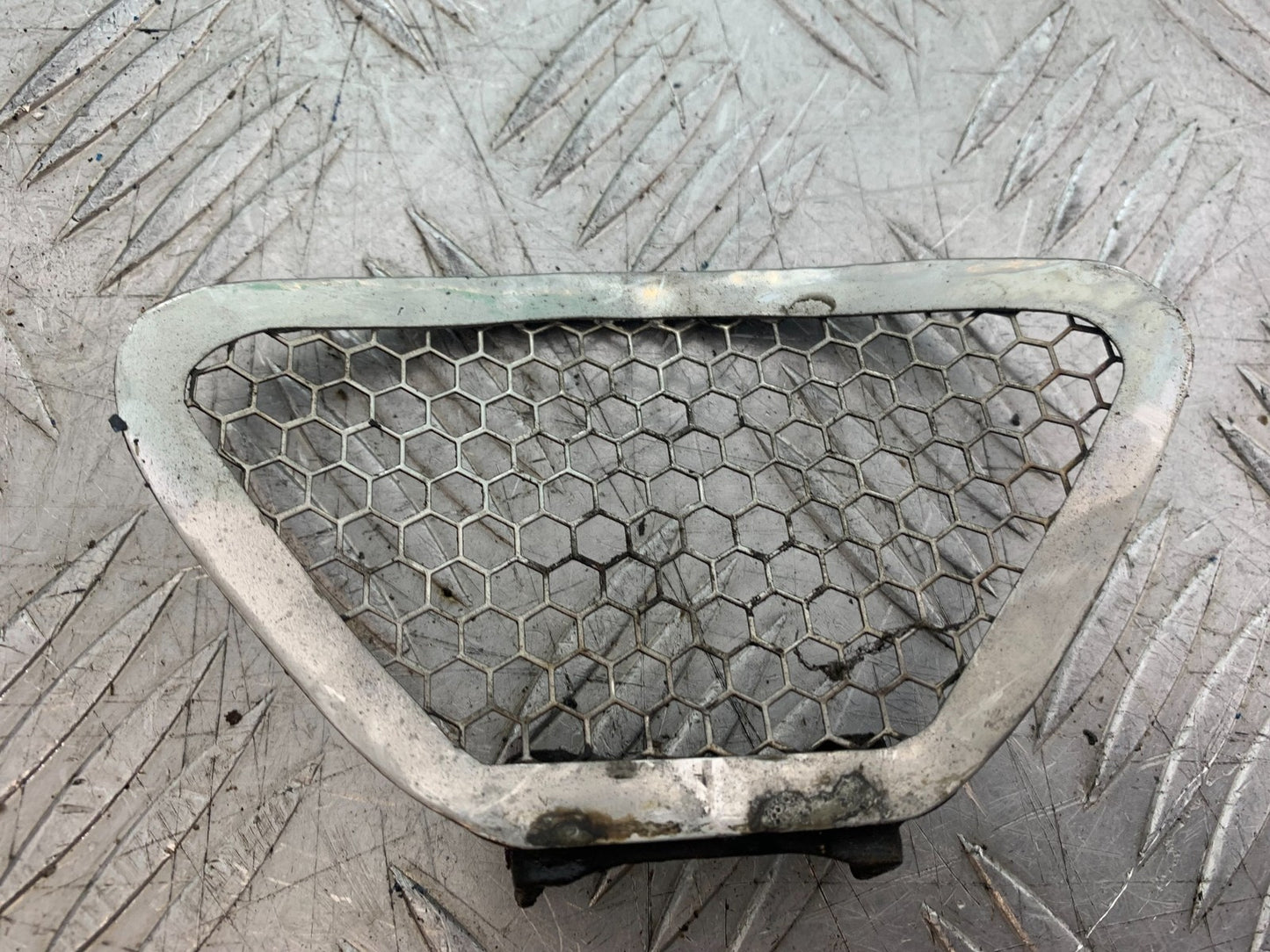 KAWASAKI ZZR1100 D OIL COOLER GRILL  YEAR 1993-2001 (CMB1289)