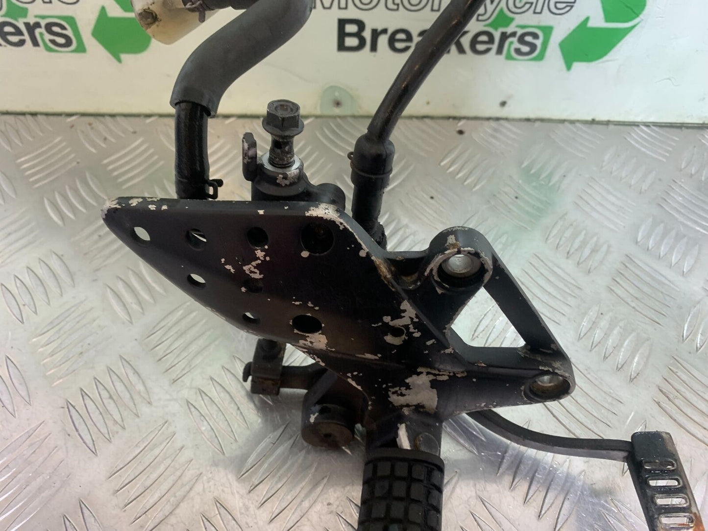 HONDA CBR125 CBR 125 FRONT RIGHT HANGER AND PEG YEAR 2007-10 (CMB1004)