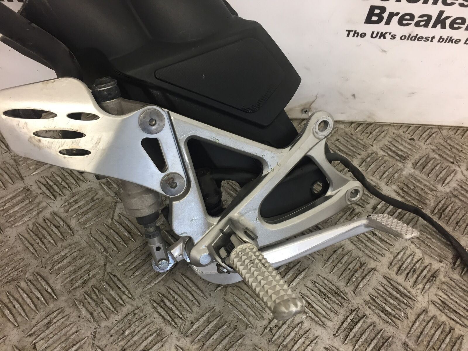 YAMAHA YZF R1 FRONT RIGHT HANGER  YEAR 2011