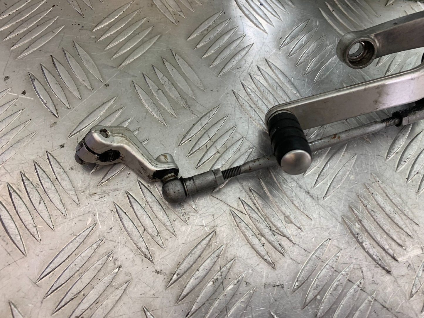 TRIUMPH SPEED TRIPLE R 1050 FRONT LEFT HANGER COMPLETE   2009 (CMB1183)