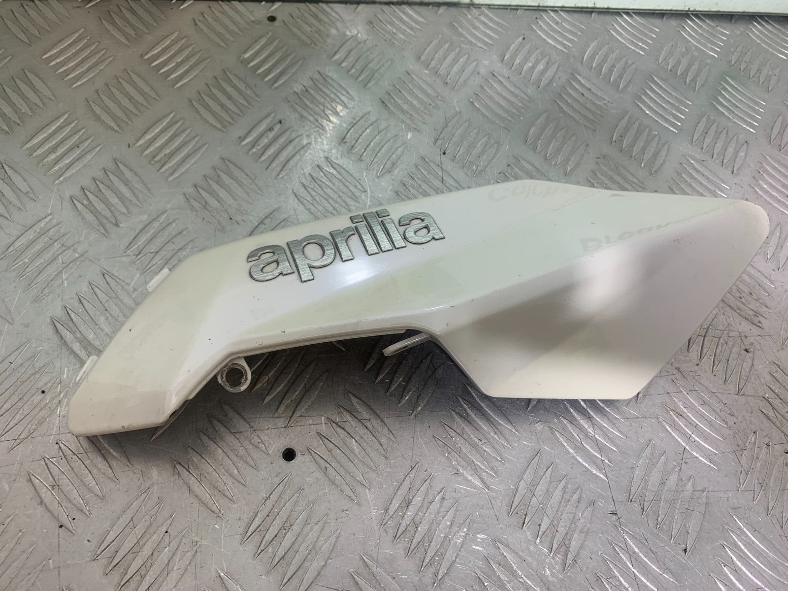 APRILIA SL750 SL 750 SHIVER RIGHT TANK PANEL   YEAR 2008-2016 (CMB1242)