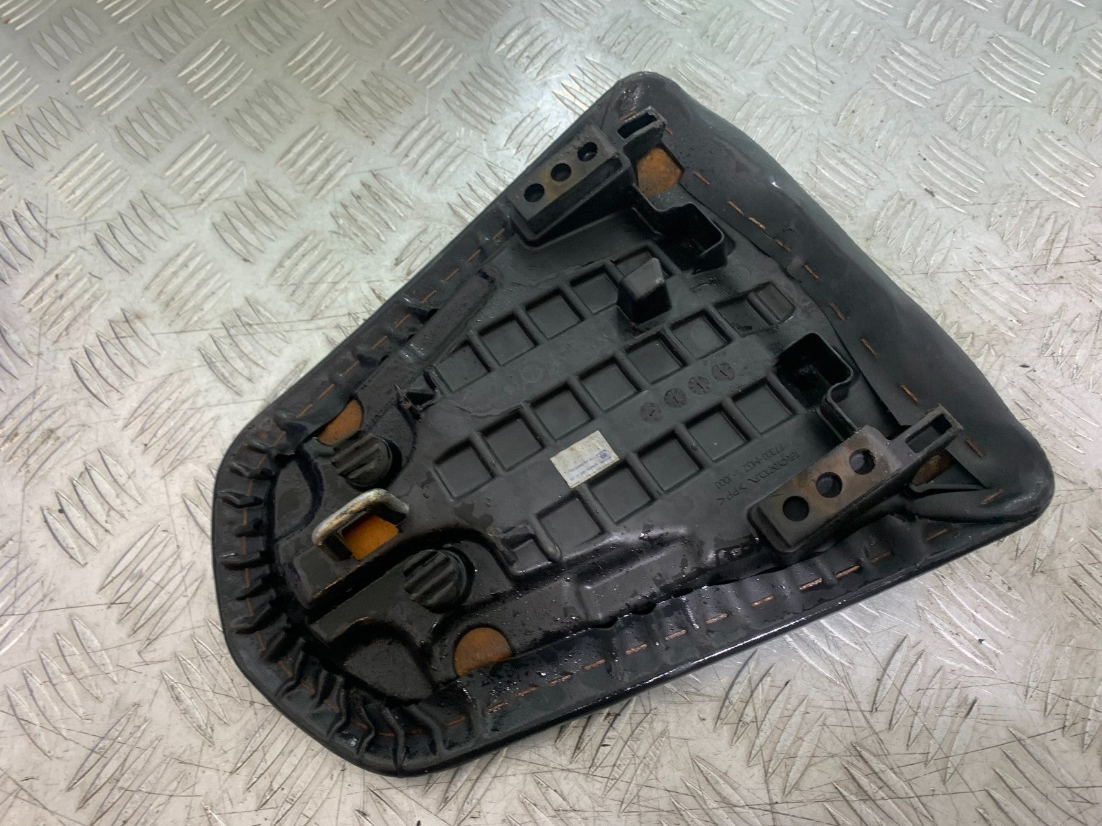 HONDA CB500 F CB500F REAR SEAT   YEAR 2013-2015  (CMB1235)