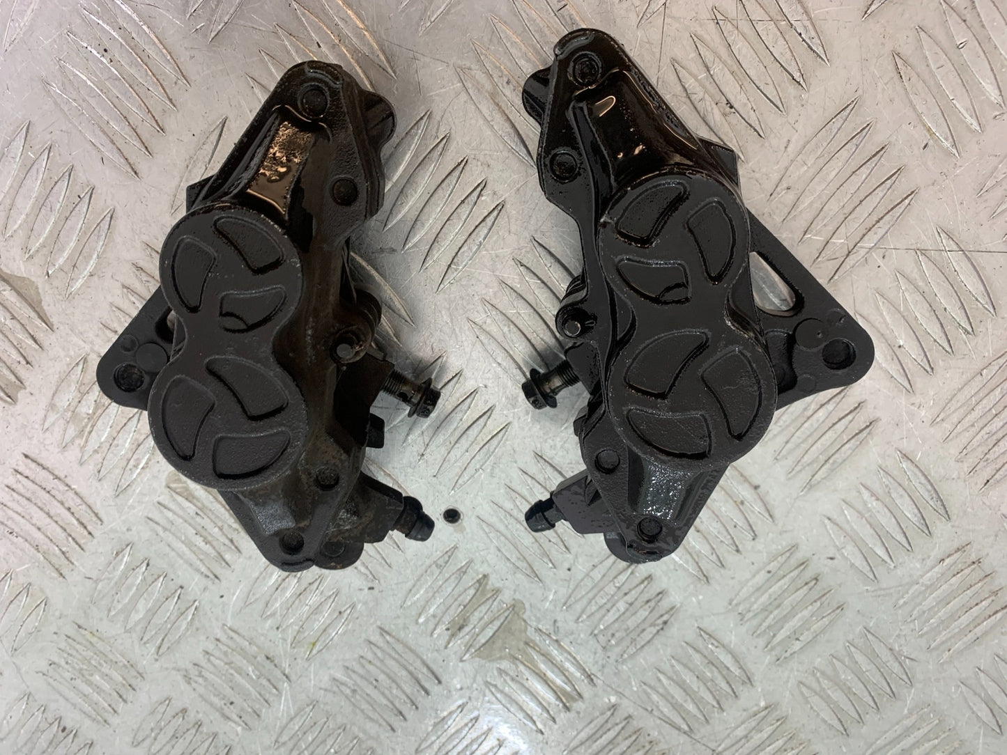 SUZUKI GSF1200  GSF 1200 BANDIT FRONT BRAKE CALIPERS   YEAR 1997-2000 (CMB1149)