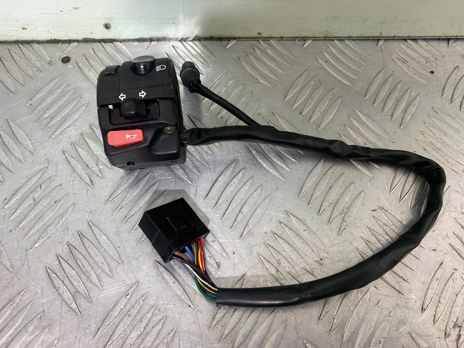 TRIUMPH 1050 SPRINT ST LEFT SWITCH GEAR   2004-2007 (CMB1197)