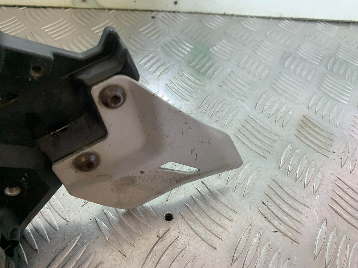 KAWASAKI NINJA 650 FRONT LEFT HANGER YEAR 2017-2019 (CMB1018)