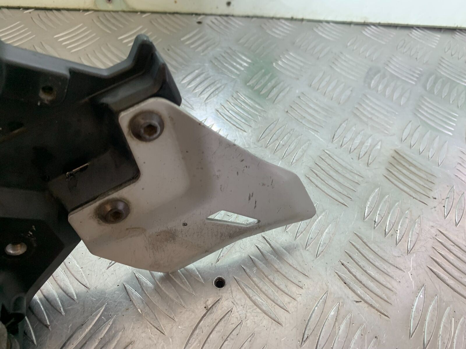 KAWASAKI NINJA 650 FRONT LEFT HANGER YEAR 2017-2019 (CMB1018)