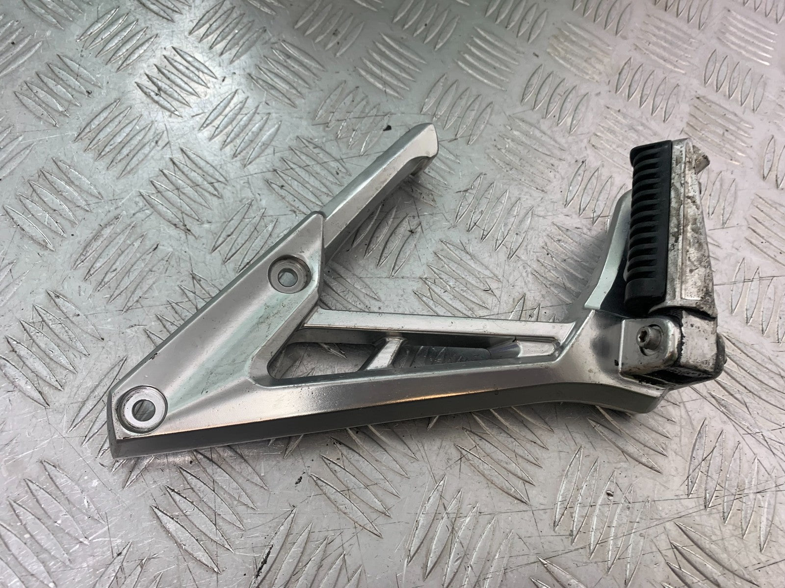 YAMAHA FZS1000 FAZER LEFT REAR HANGER AND PEG  YEAR 2001-05 (CMB1275)