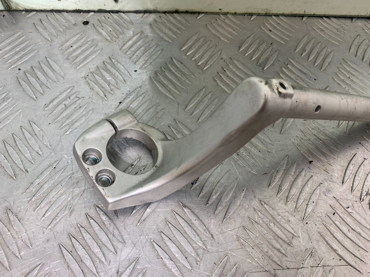 TRIUMPH 1050 SPRINT ST RIGHT HANDLEBAR YEAR 2004-2007 (CMB1197)