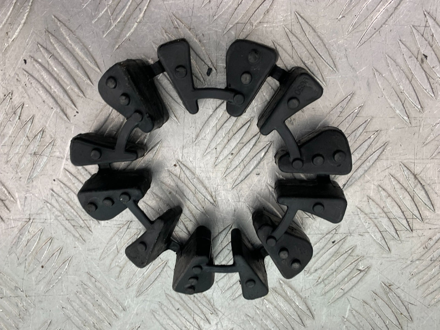 TRIUMPH 675 STREET TRIPLE RX CUSH DRIVE RUBBERS   2015- 2017 (CMB1299)