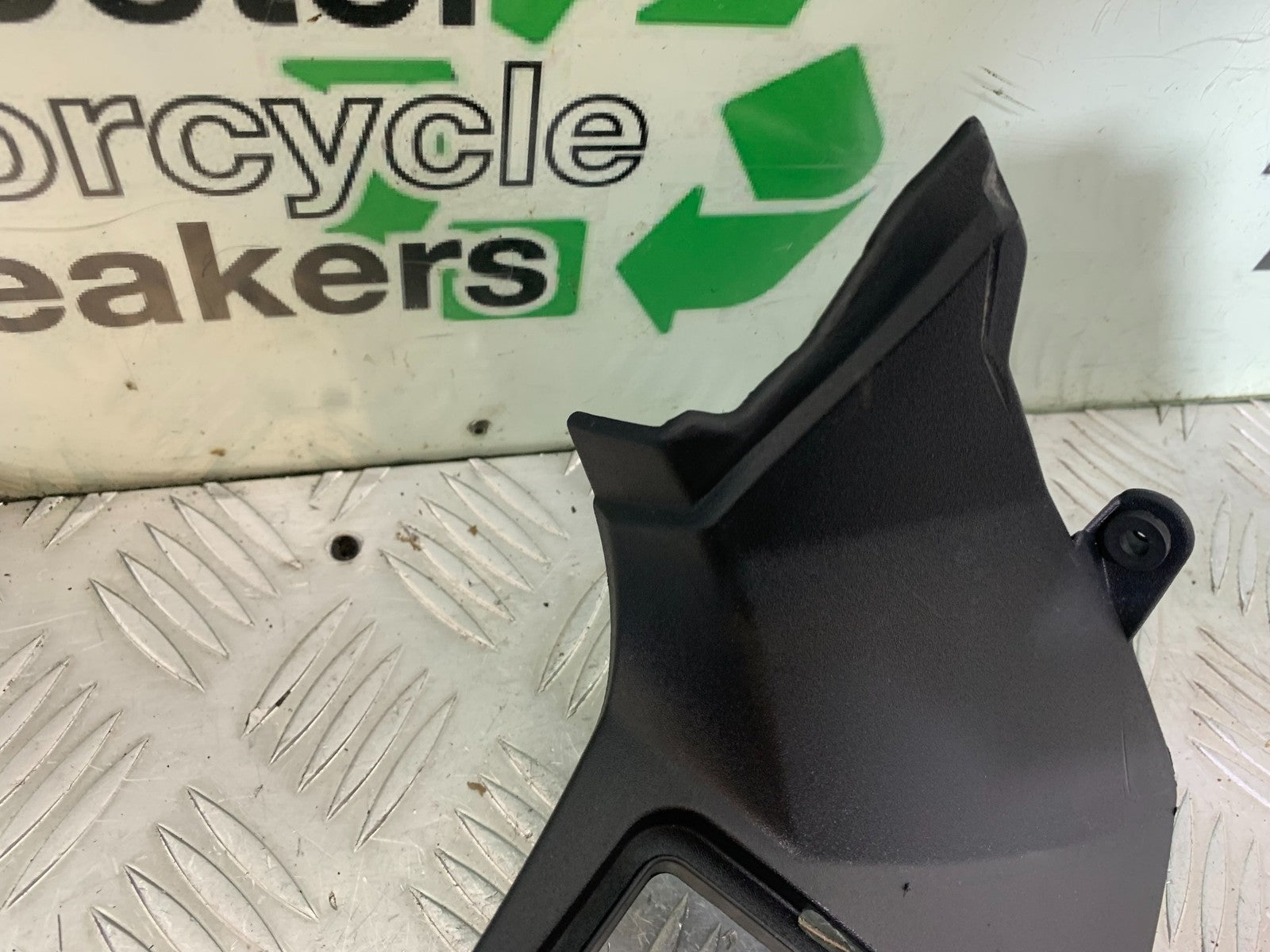 TRIUMPH 1050 SPRINT ST RIGHT TOP FAIRING INFILL PANEL   2003-2011 (CMB1285)