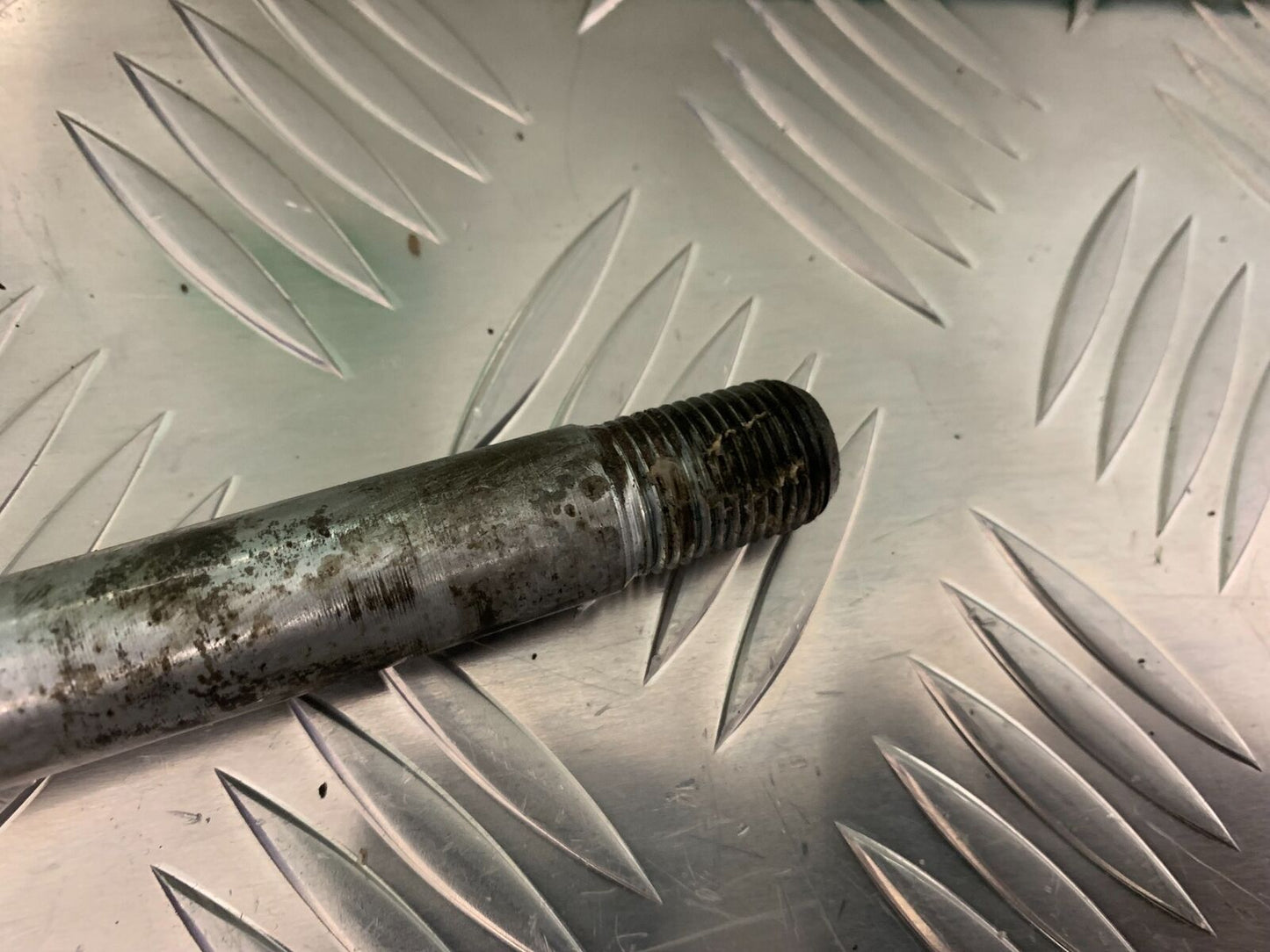 SUZUKI DL 650 V-STROM FRONT SPINDLE   YEAR 2006 2011 (STOCK 954)