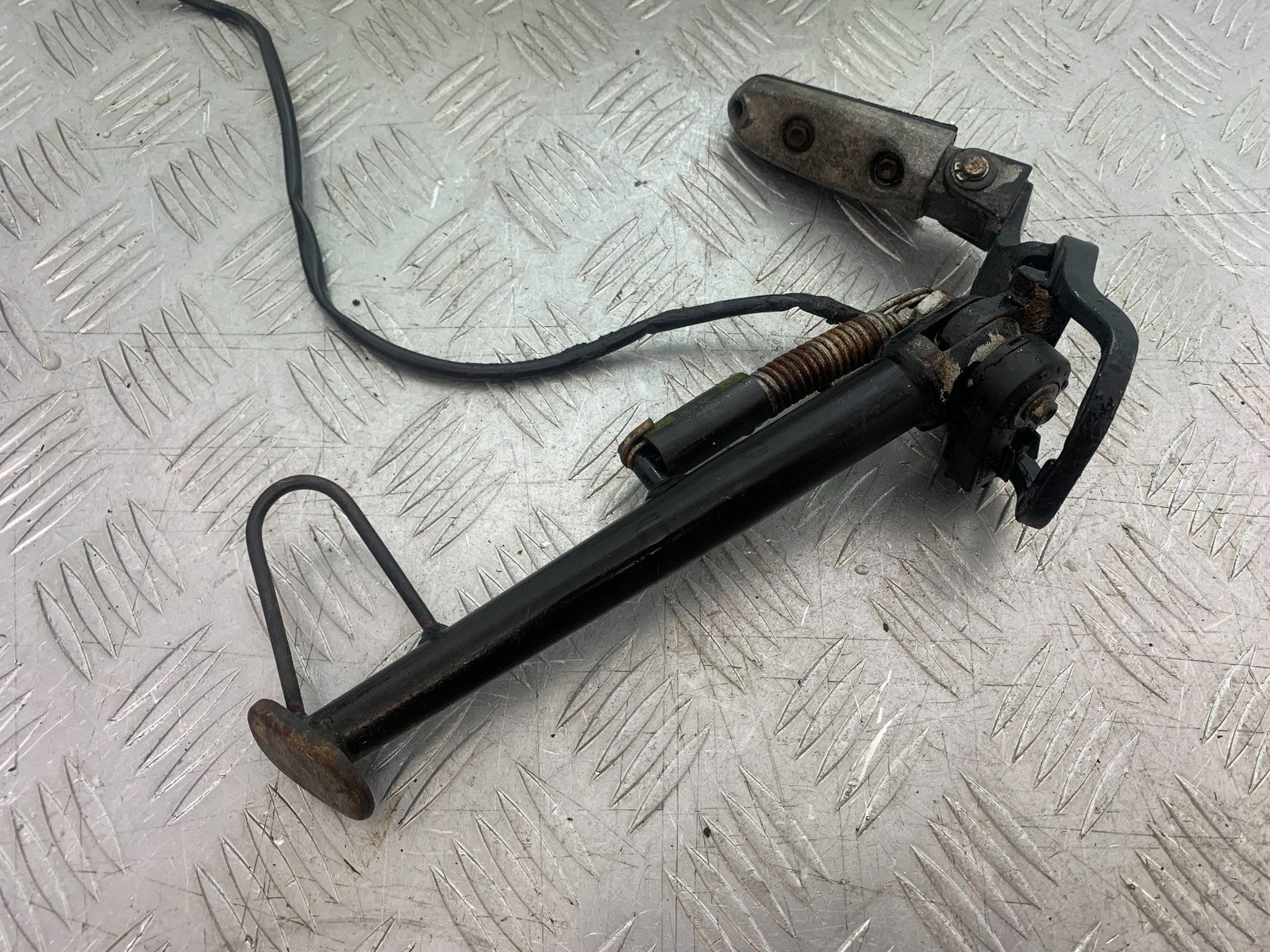 APRILIA 650 PAGASO STRADA LEFT HANGER PEG & STAND YEAR 2005-2010 (CMB1260)