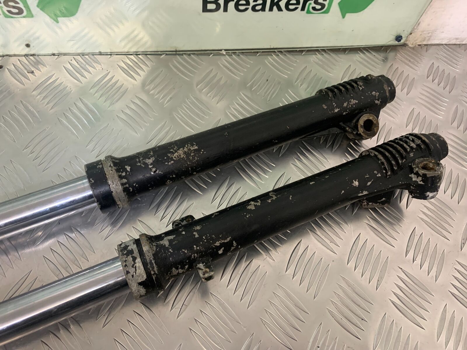 YAMAHA XT250 XT 250 FORKS   YEAR 1980-1982  (STOCK 944)