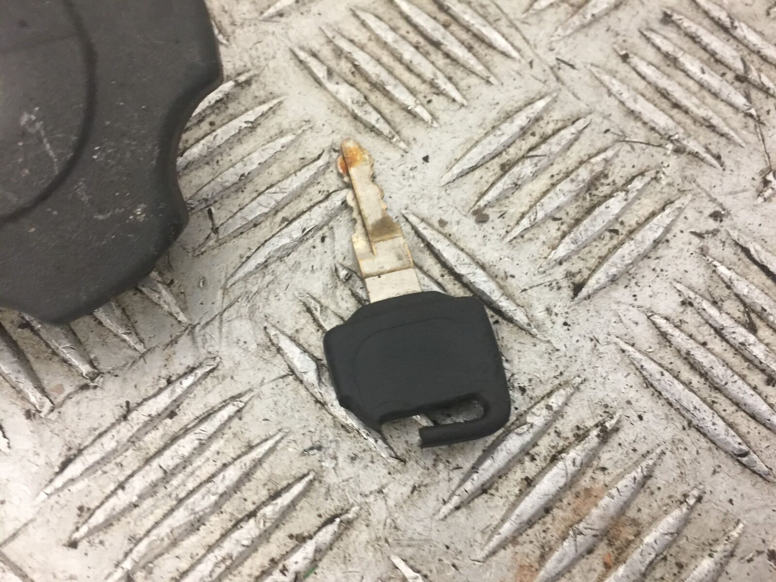 SINNIS APACHE 125 SM IGNITION SWITCH AND PETROL CAP YEAR 2012 (STOCK 570)